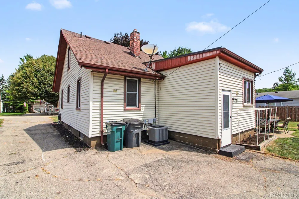 2036 Cecil Drive Troy City, MI 48083