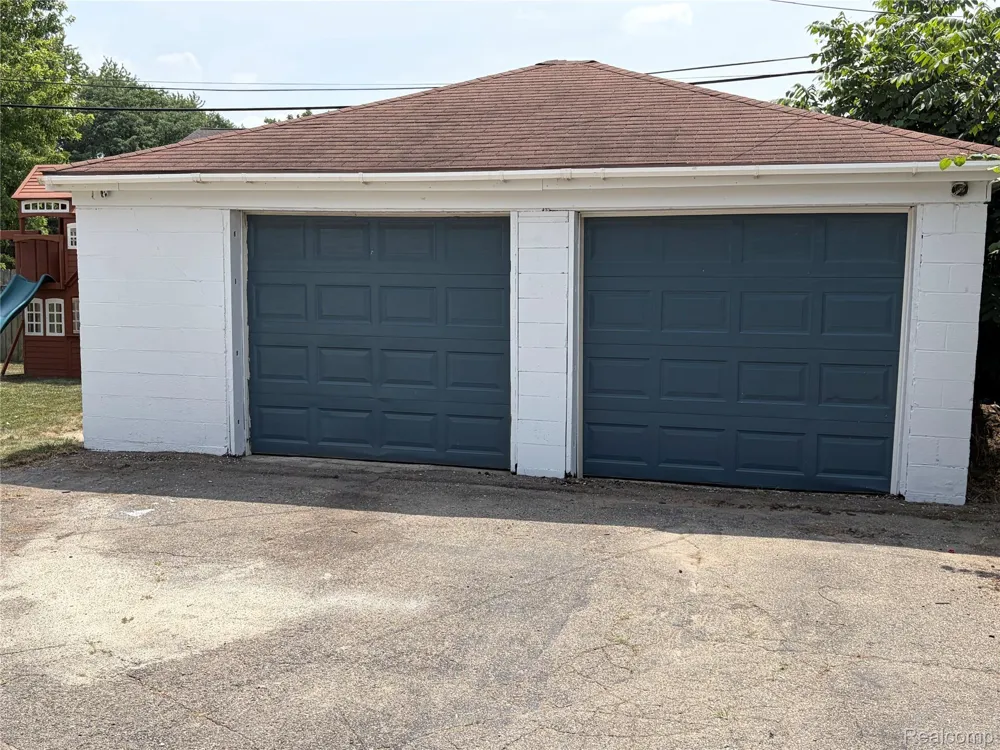2036 Cecil Drive Troy City, MI 48083