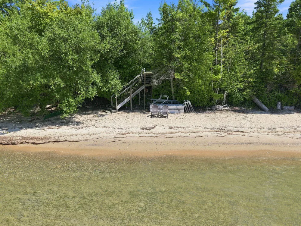 10101 Peninsula Drive Peninsula Township, MI 49686