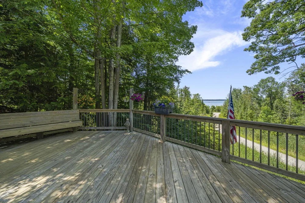 10101 Peninsula Drive Peninsula Township, MI 49686
