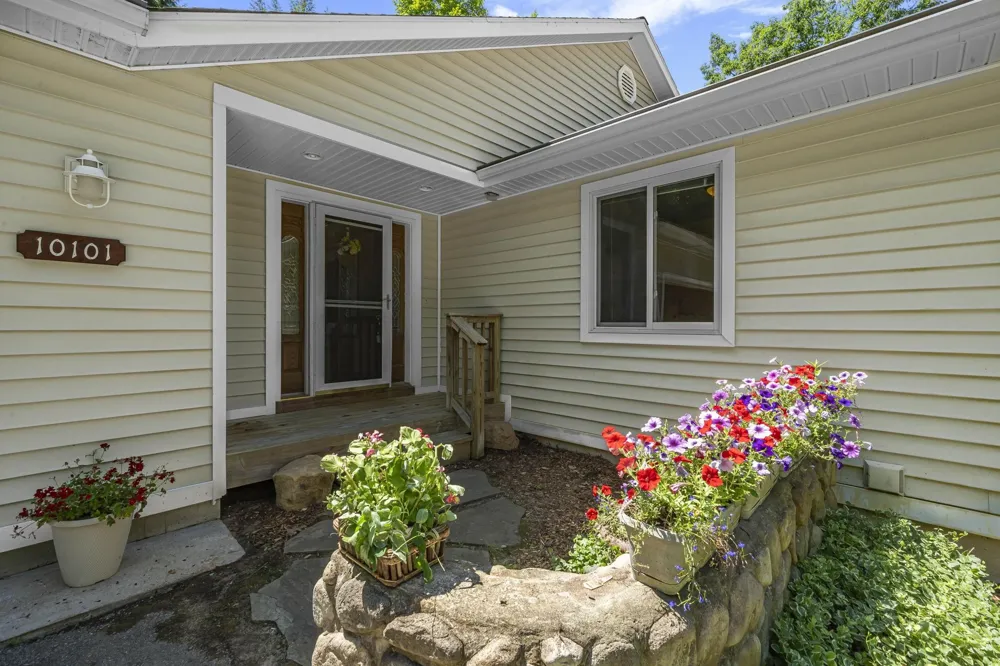 10101 Peninsula Drive Peninsula Township, MI 49686
