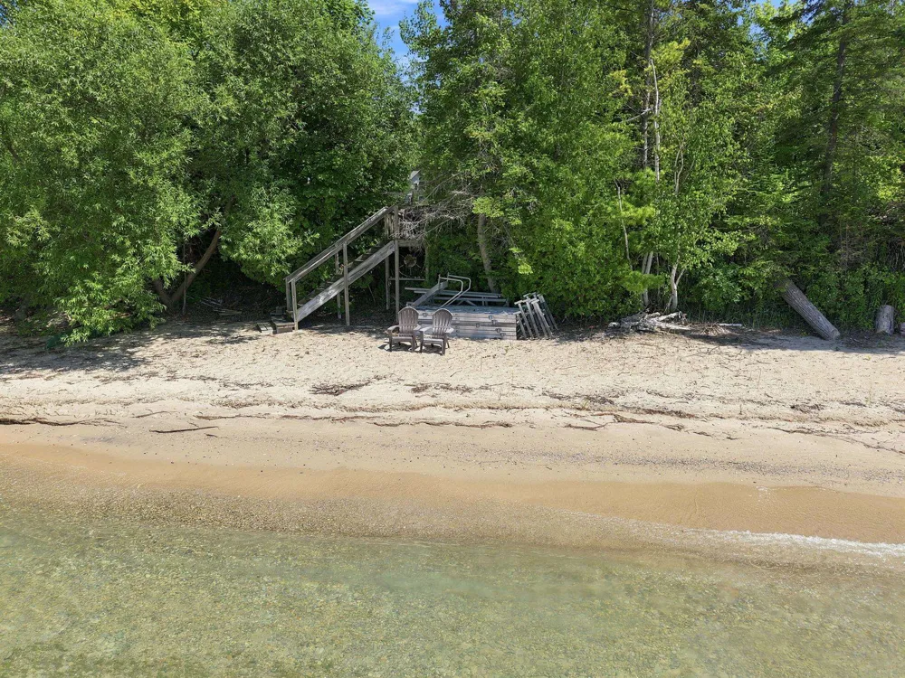 10101 Peninsula Drive Peninsula Township, MI 49686