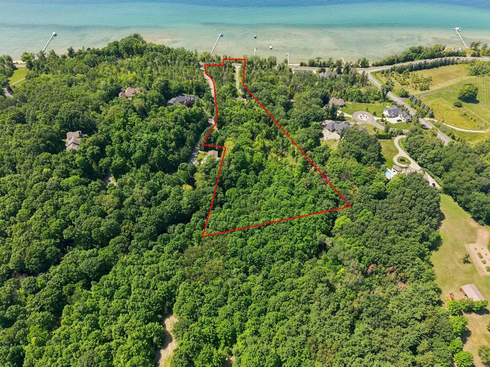10101 Peninsula Drive Peninsula Township, MI 49686
