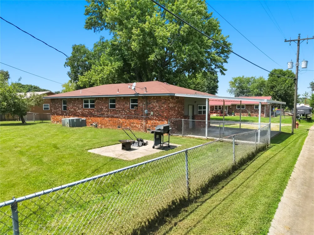 702 W Walnut Street Stilwell, OK 74960