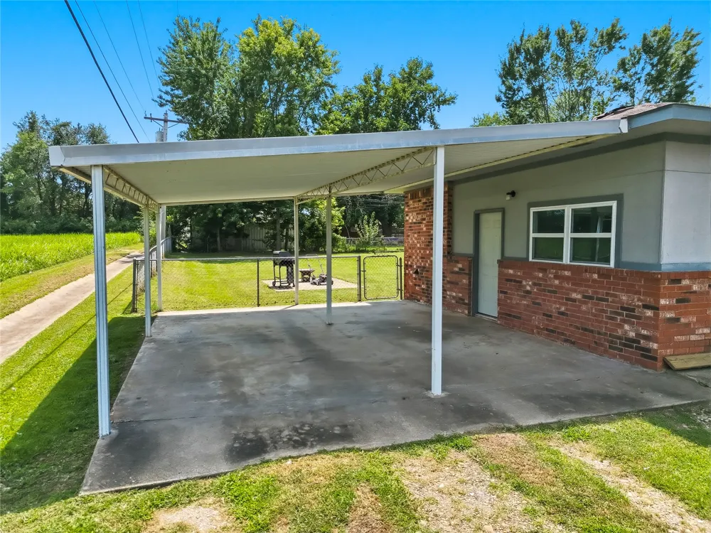 702 W Walnut Street Stilwell, OK 74960