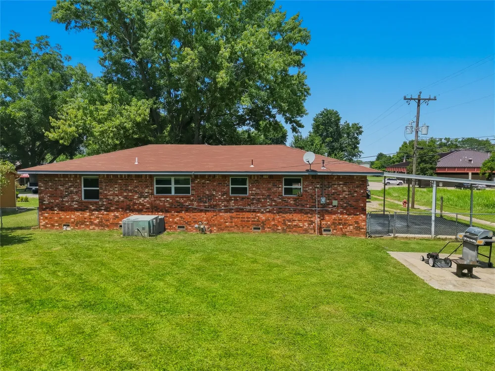 702 W Walnut Street Stilwell, OK 74960