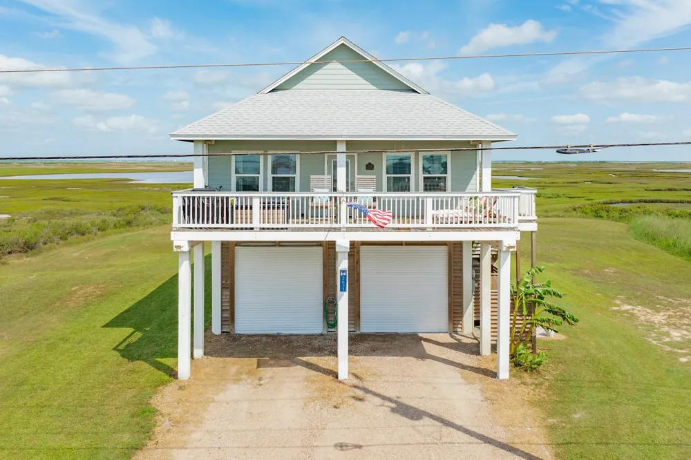 2631 Blue Water Hwy Surfside Beach, TX 77541