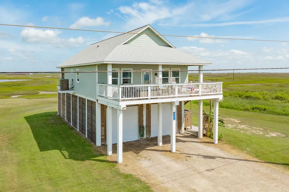 2631 Blue Water Hwy Surfside Beach, TX 77541