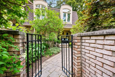 1189 Glenpointe Court