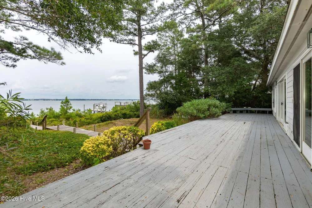 270 Oakleaf Drive Pine Knoll Shores, NC 28512