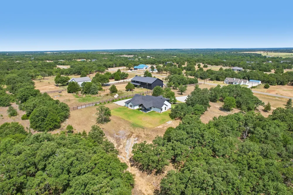 165 Rolling Bend Road Alvord, TX 76225