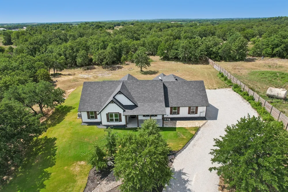 165 Rolling Bend Road Alvord, TX 76225
