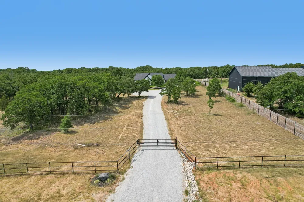 165 Rolling Bend Road Alvord, TX 76225