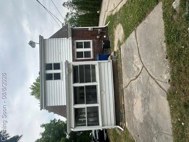15346 Camden Avenue Eastpointe City, MI 48021