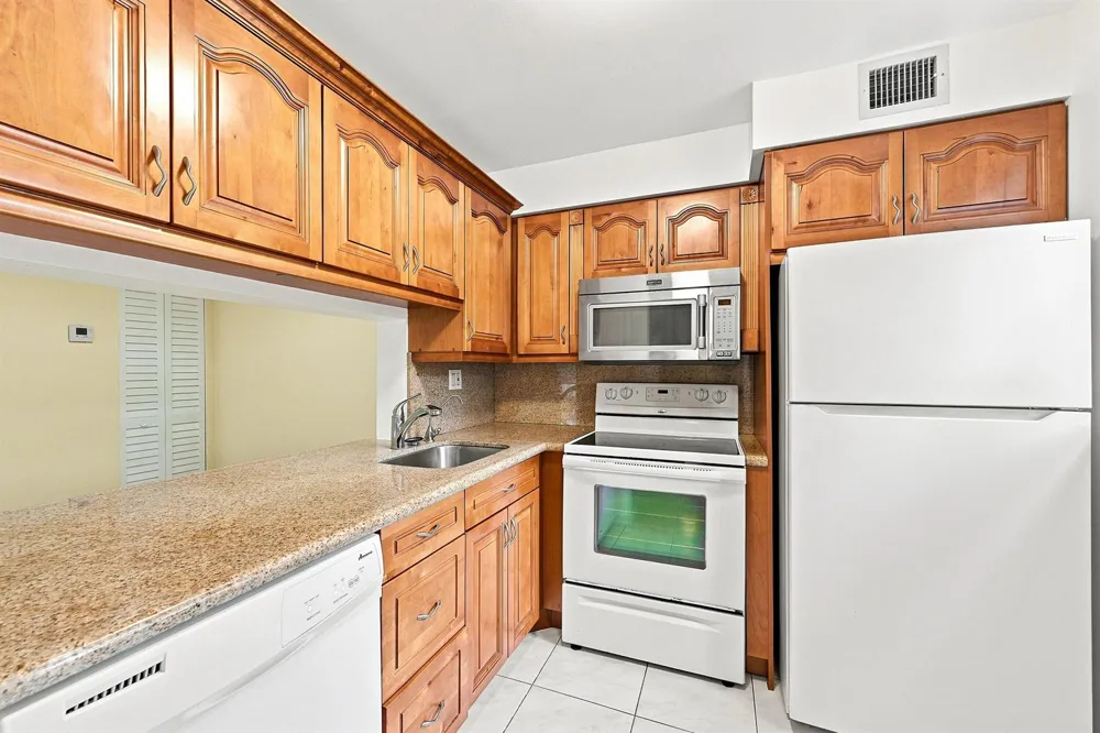 2753 S OAKLAND FOREST DRIVE #102 Oakland Park, FL 33309