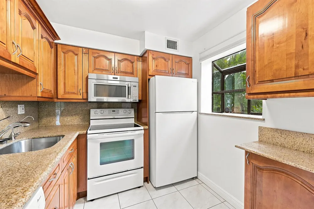 2753 S OAKLAND FOREST DRIVE #102 Oakland Park, FL 33309