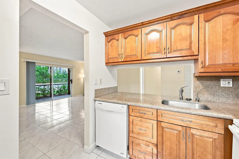 2753 S OAKLAND FOREST DRIVE #102 Oakland Park, FL 33309