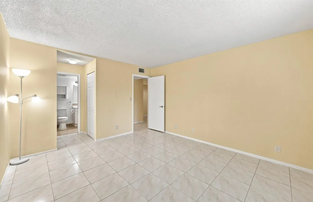 2753 S OAKLAND FOREST DRIVE #102 Oakland Park, FL 33309