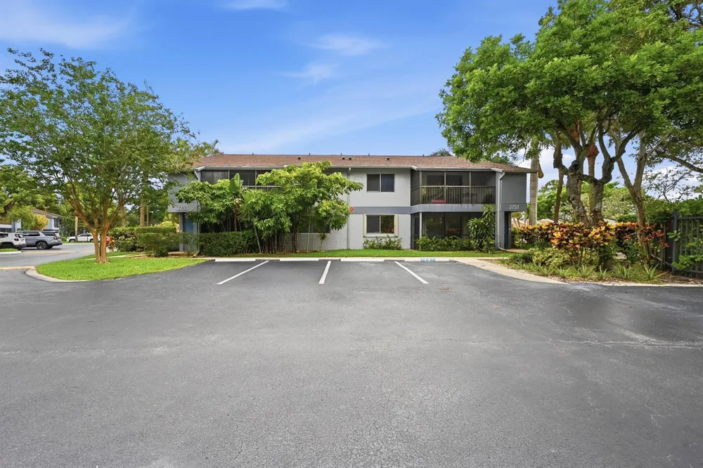 2753 S OAKLAND FOREST DRIVE #102 Oakland Park, FL 33309