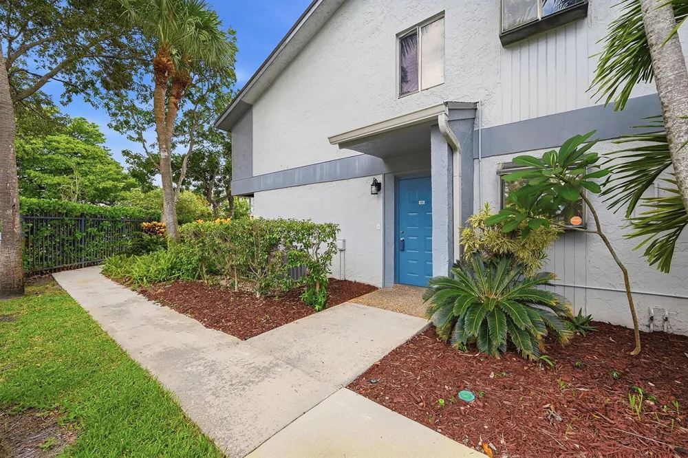 2753 S OAKLAND FOREST DRIVE #102 Oakland Park, FL 33309