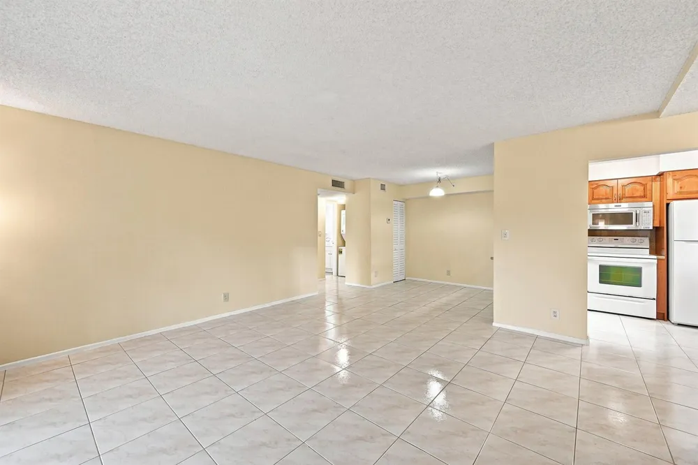 2753 S OAKLAND FOREST DRIVE #102 Oakland Park, FL 33309