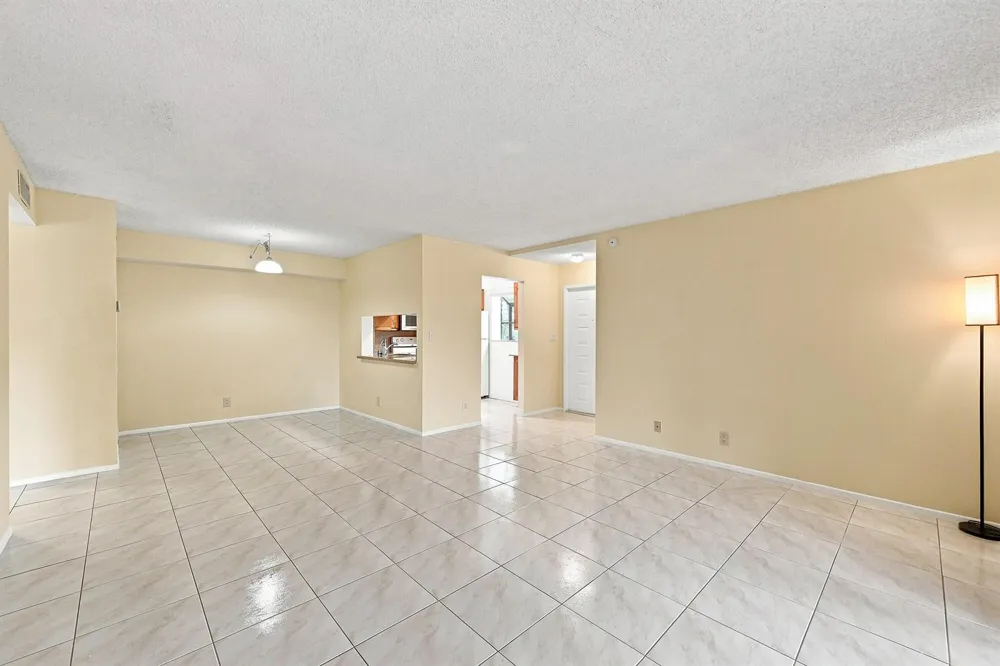 2753 S OAKLAND FOREST DRIVE #102 Oakland Park, FL 33309