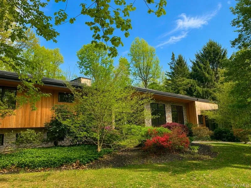 14 Tall Tree Court Cold Spring Harbor, NY 11724