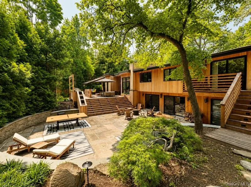 14 Tall Tree Court Cold Spring Harbor, NY 11724
