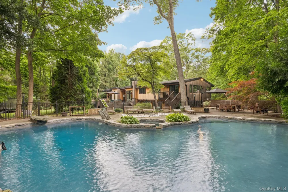 14 Tall Tree Court Cold Spring Harbor, NY 11724