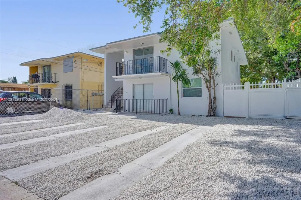 3290 NW 4th St #3290 Miami, FL 33125