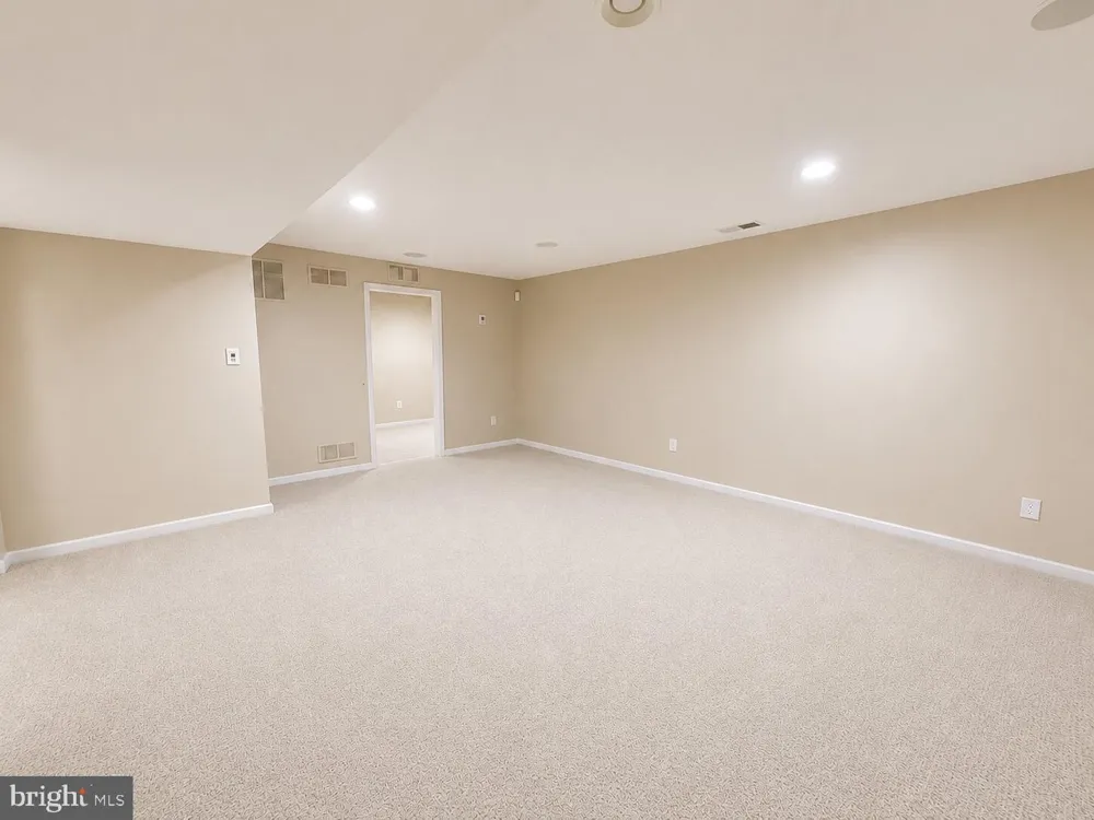 5 GOODYEAR LANE Burlington, NJ 08016