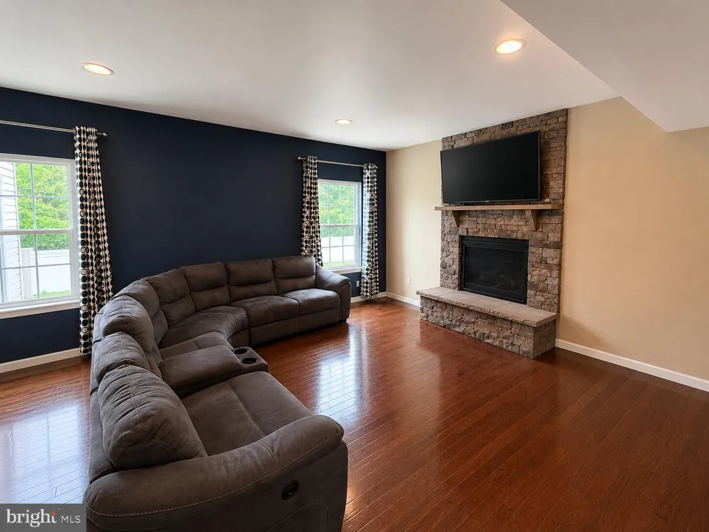 5 GOODYEAR LANE Burlington, NJ 08016