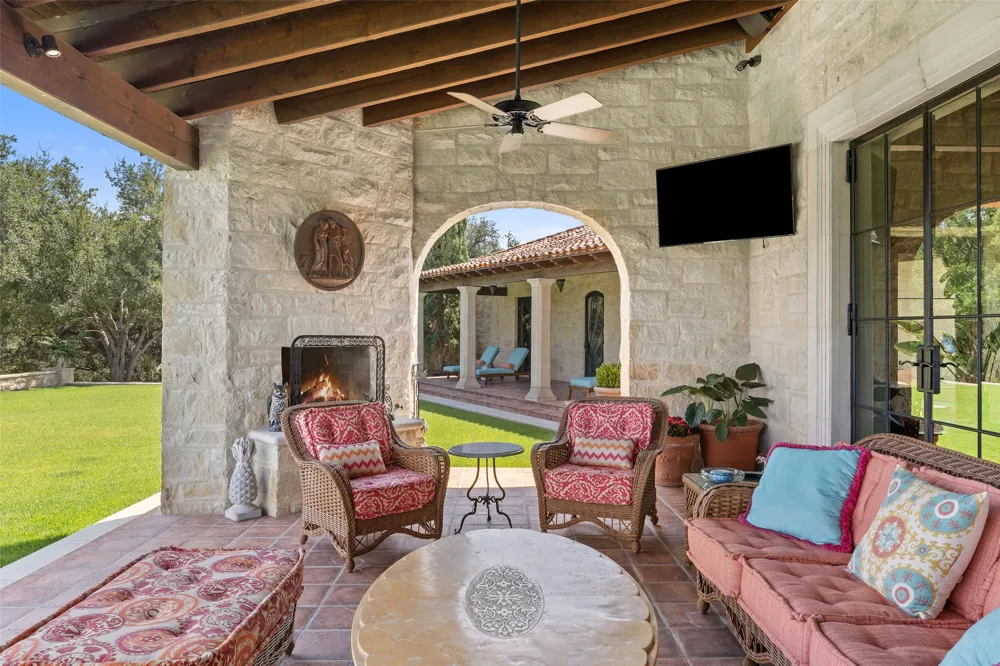 201 S Angel Light Drive Spicewood, TX 78669