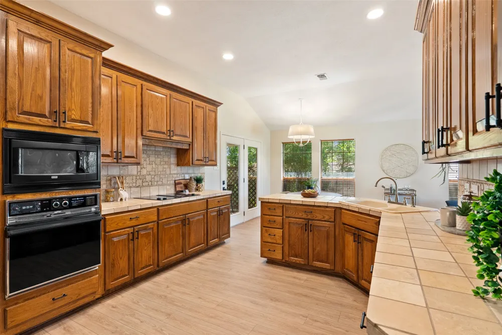 109 Schooner Drive Lakeway, TX 78738