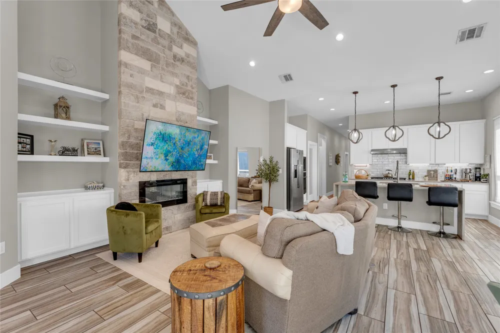 824 Woodland Hills Drive Granite Shoals, TX 78654
