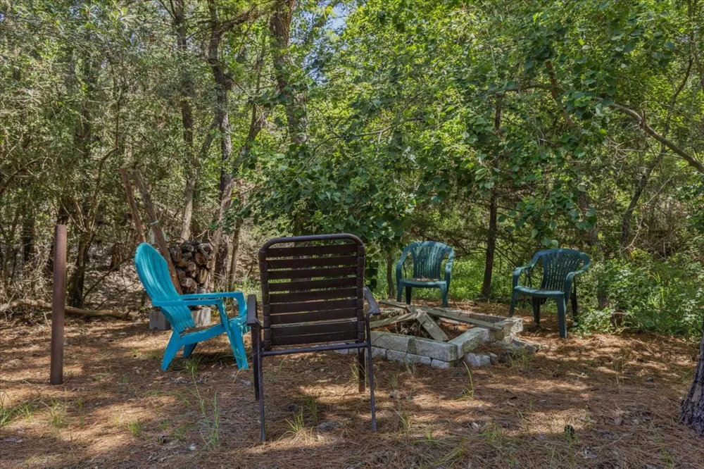 463 Clear Lake Drive La Grange, TX 78945