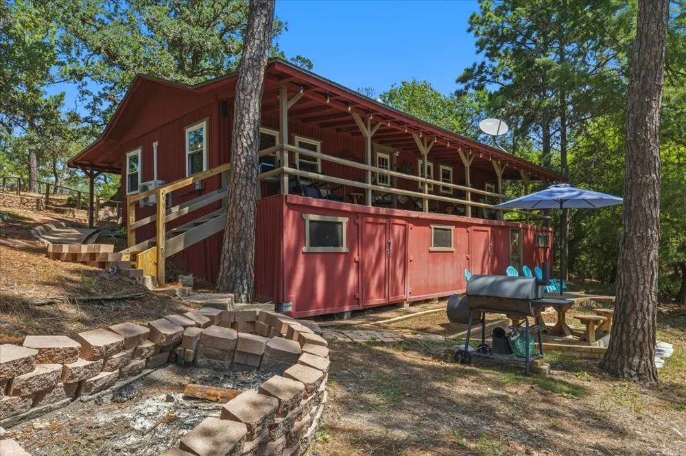 463 Clear Lake Drive La Grange, TX 78945