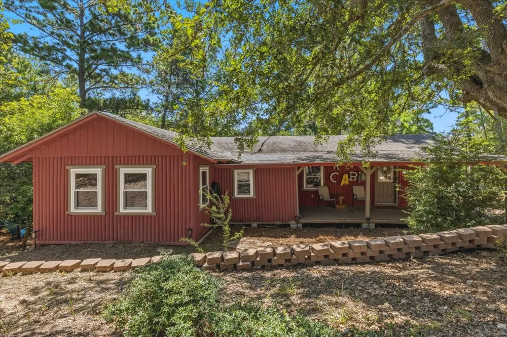 463 Clear Lake Drive La Grange, TX 78945