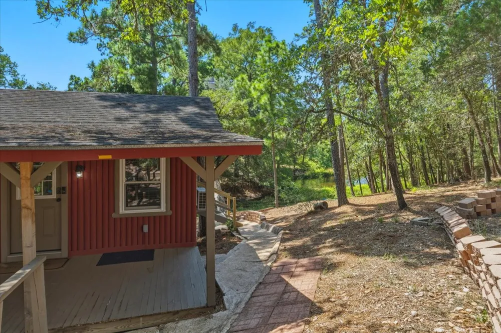 463 Clear Lake Drive La Grange, TX 78945
