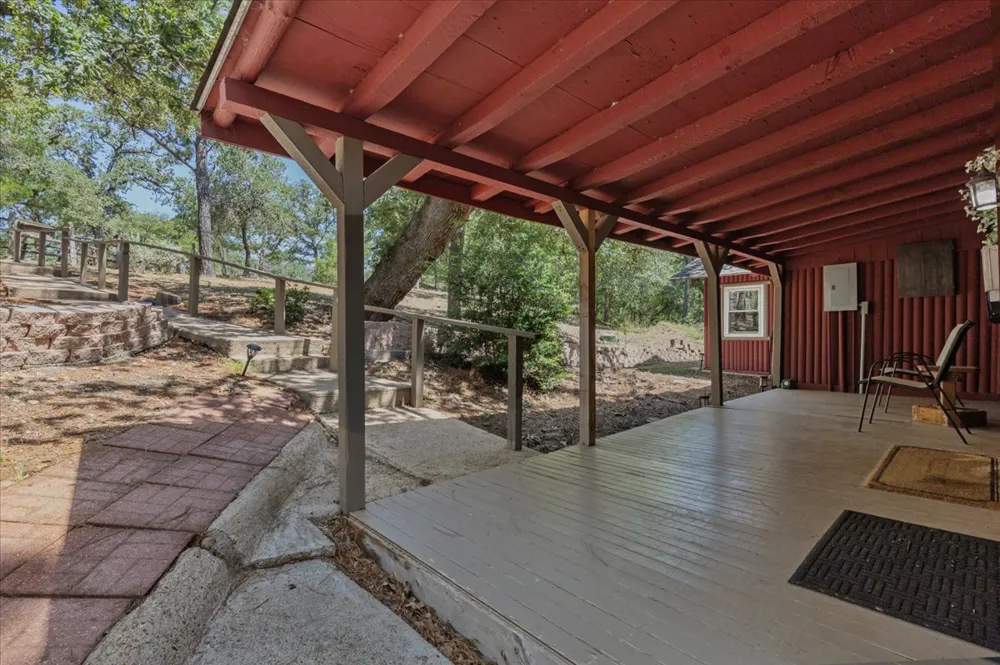 463 Clear Lake Drive La Grange, TX 78945