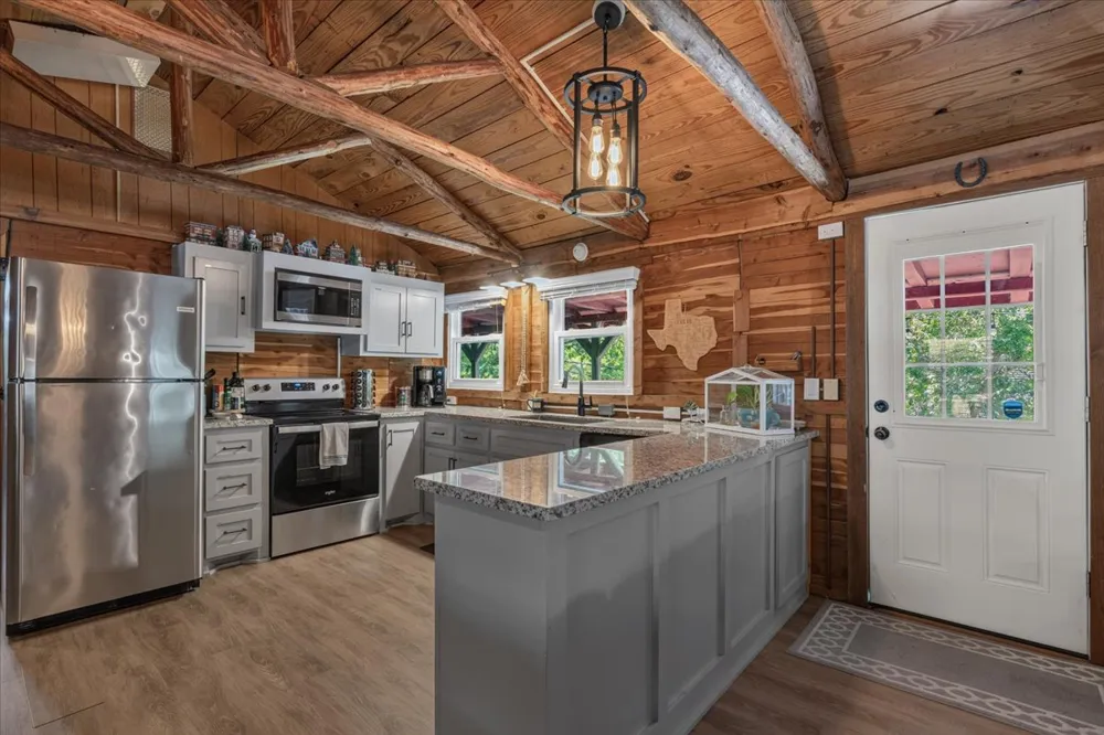463 Clear Lake Drive La Grange, TX 78945