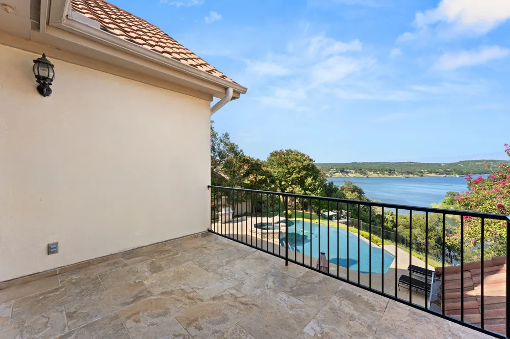2819 Cliff Point Spicewood, TX 78669