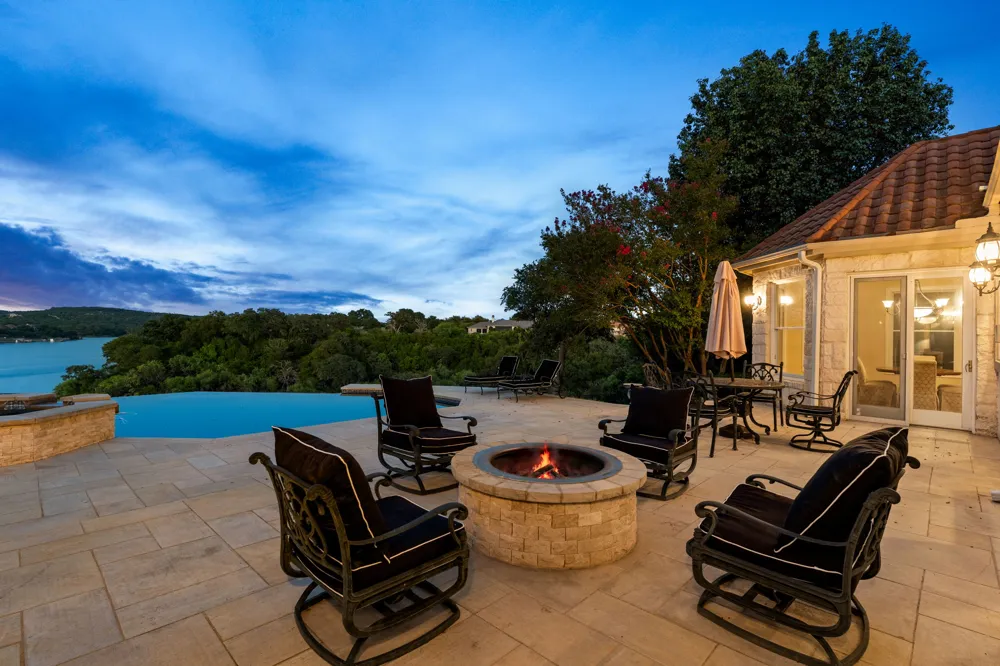2819 Cliff Point Spicewood, TX 78669
