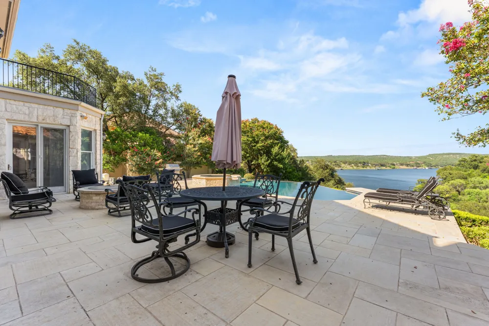 2819 Cliff Point Spicewood, TX 78669