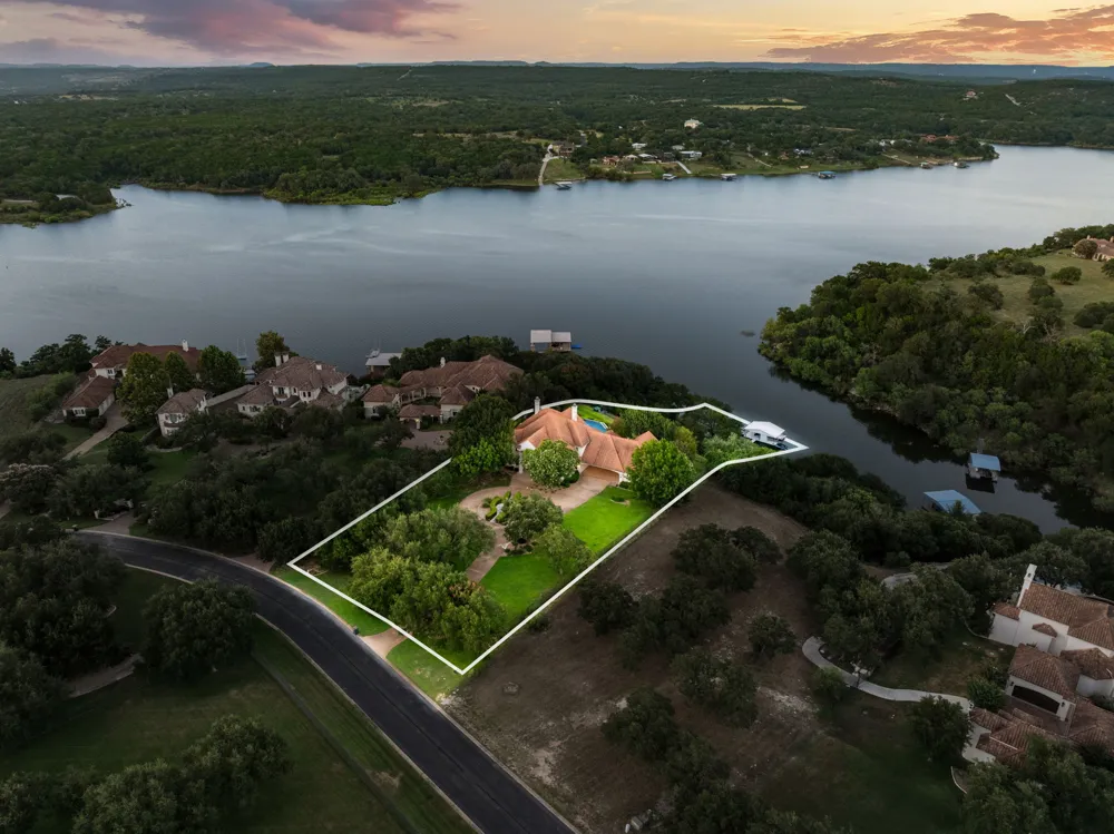 2819 Cliff Point Spicewood, TX 78669