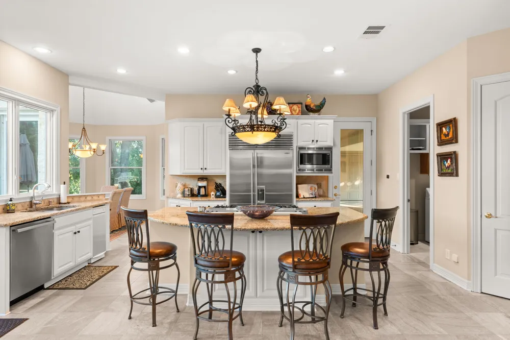 2819 Cliff Point Spicewood, TX 78669