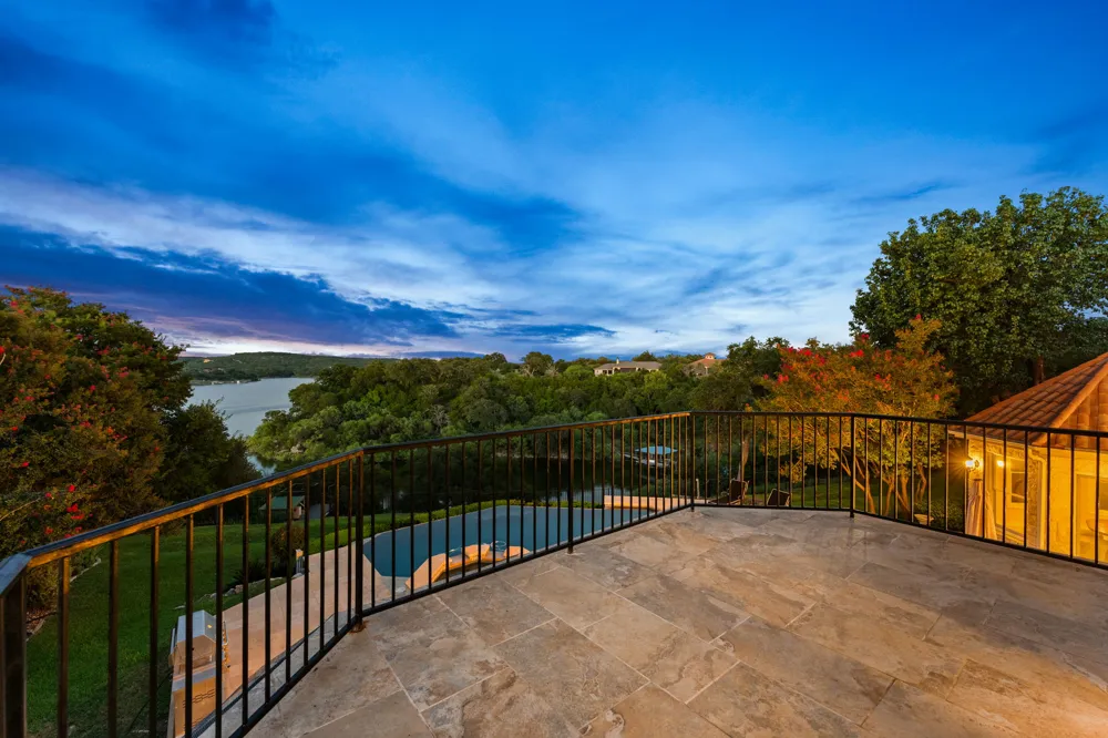 2819 Cliff Point Spicewood, TX 78669