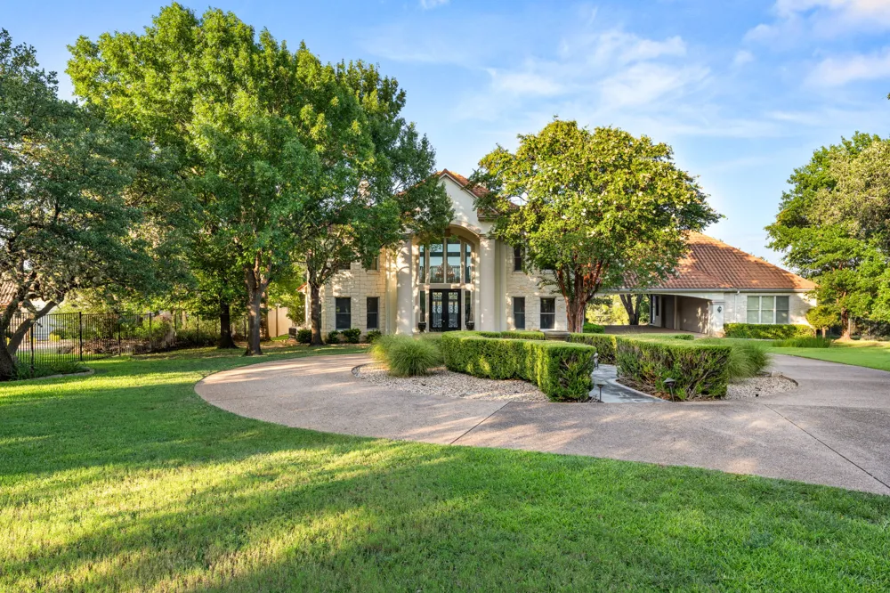 2819 Cliff Point Spicewood, TX 78669