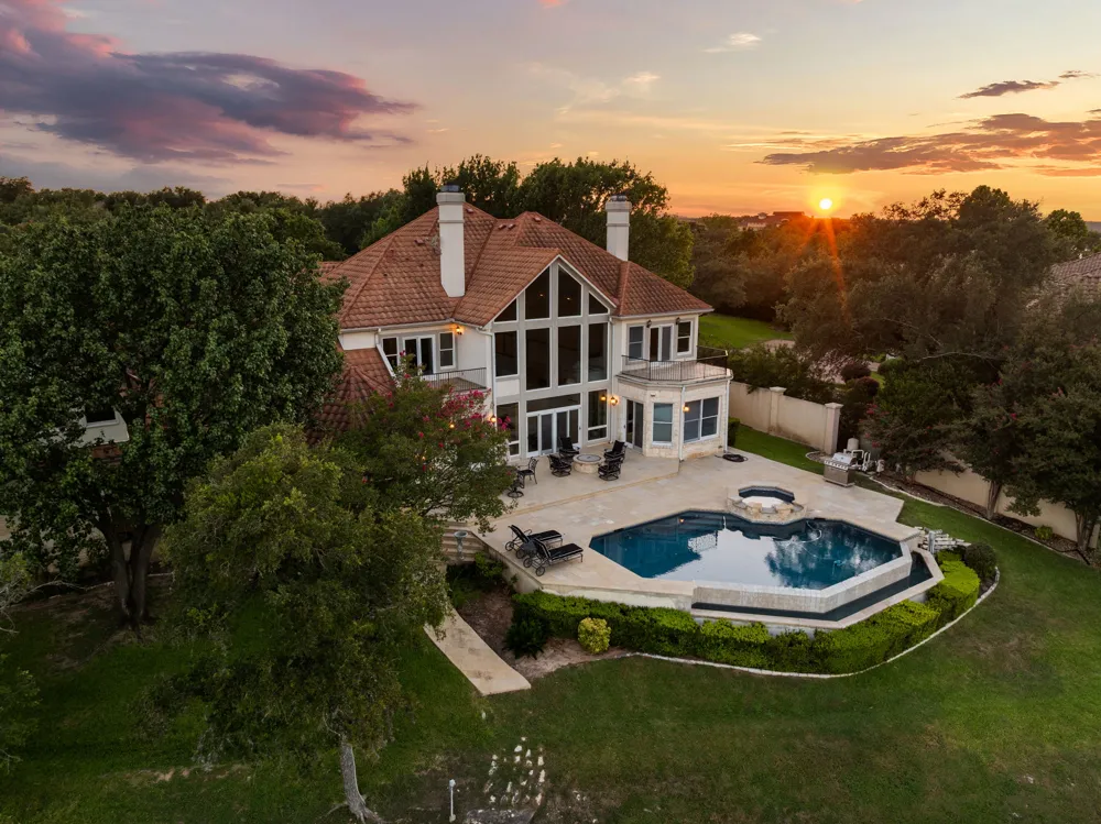 2819 Cliff Point Spicewood, TX 78669