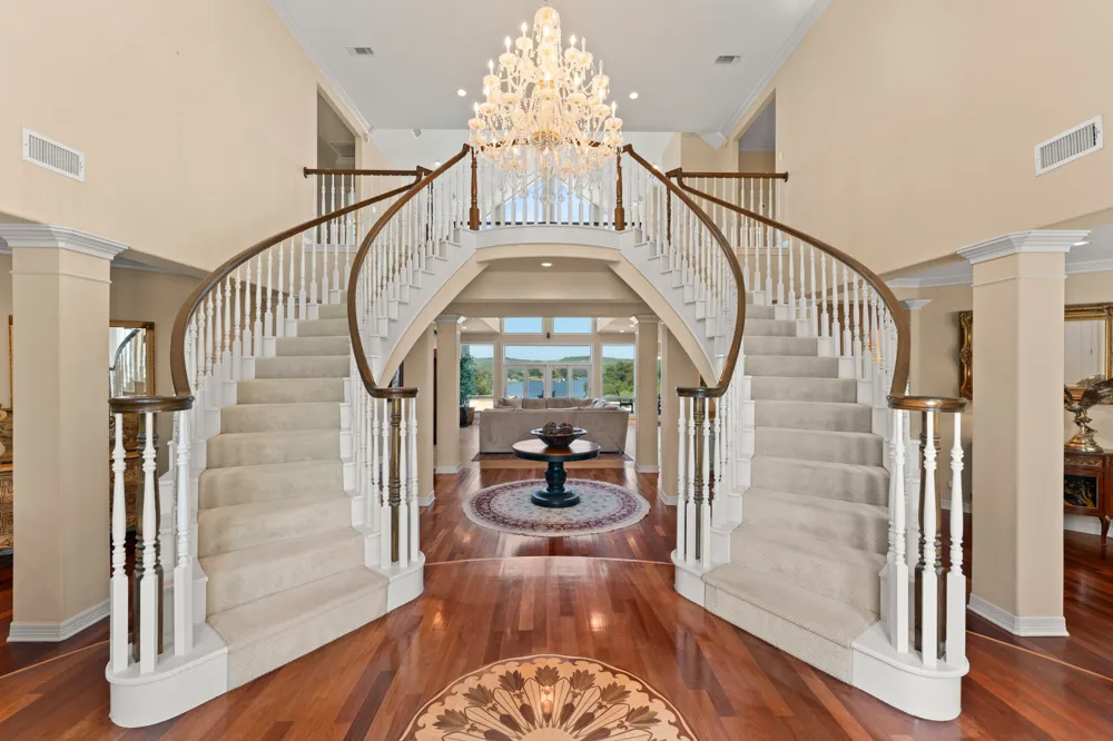 2819 Cliff Point Spicewood, TX 78669